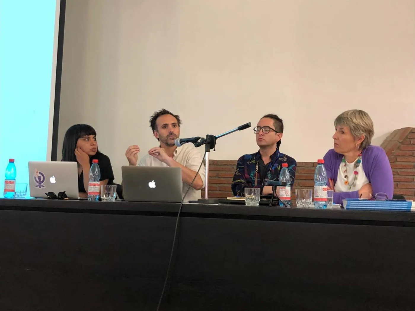 Daniel Reyes Pace exponiendo en un panel sobre educación y sexualidad
